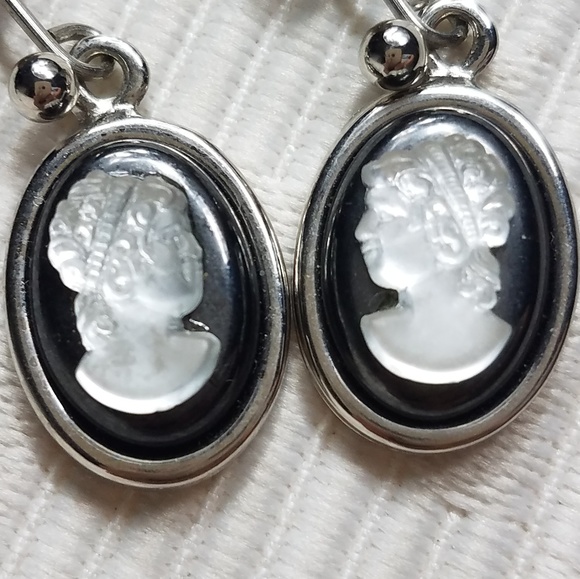 Jewelry - Beautiful cameo earrings